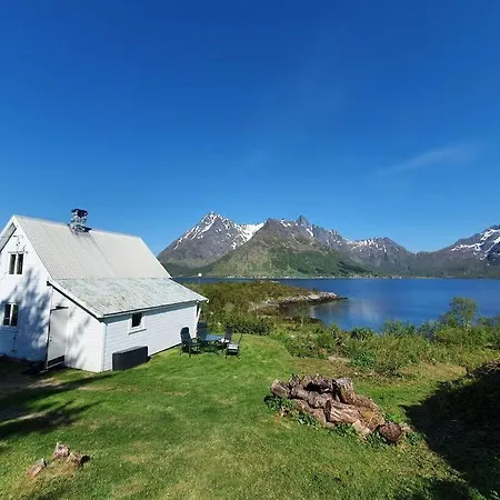 Vestpollen Lodge Holiday home *